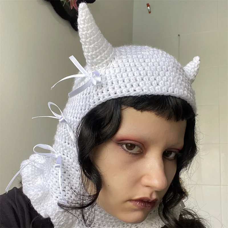 Biała szydełkowa kominiarka z rogami diabła i satynowymi kokardkami, ręcznie robiona, gotycka