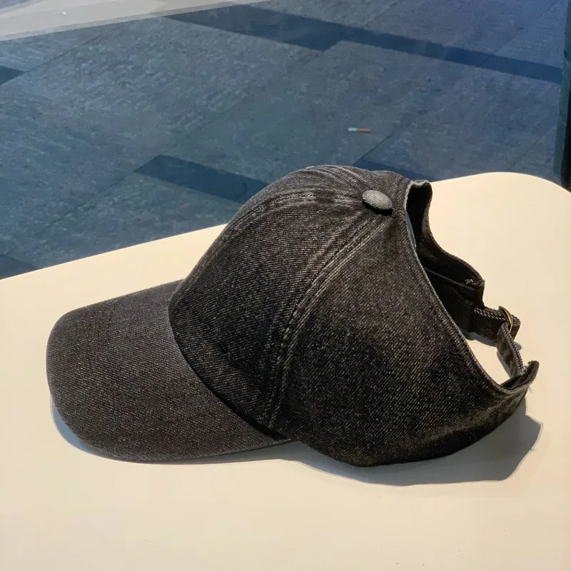 Czapka baseballowa z denimu, prana i postarzana, z otwartą górą i detalami z frędzlami. Styl miękkiego dachu kabrioletu. Idealne na wycieczki