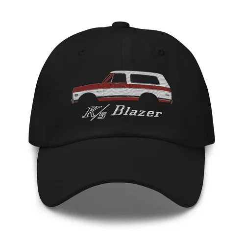 Czapka typu dad hat z motywem klasycznej ciężarówki Chevy K5 Blazer z 1971 roku, w kolorze czerwono-białym