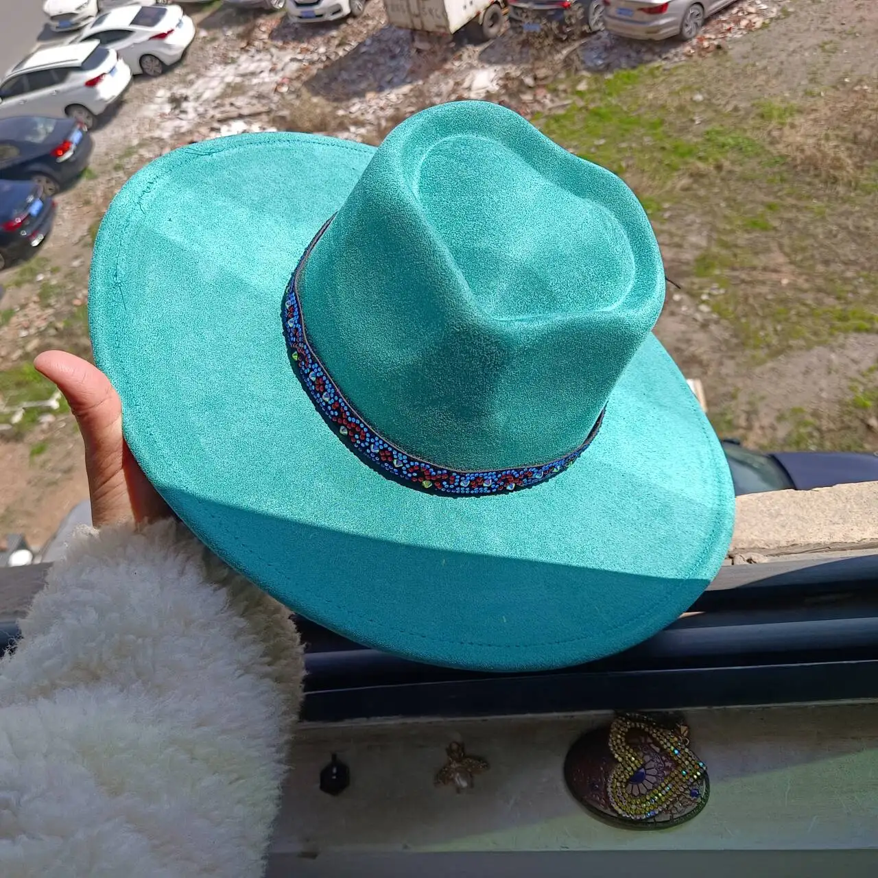 Czapka z zamszu wegańskiego w kolorze pawiego zielonego z sercem, z możliwością grawerowania logo, czapka z sercem i koroną, czapka fedora z sercem w ogniu Czapka z zamszu wegańskiego w kolorze pawiego zielonego z sercem, z możliwością grawerowania logo, czapka z sercem i koroną, czapka fedora z sercem w ogniu
