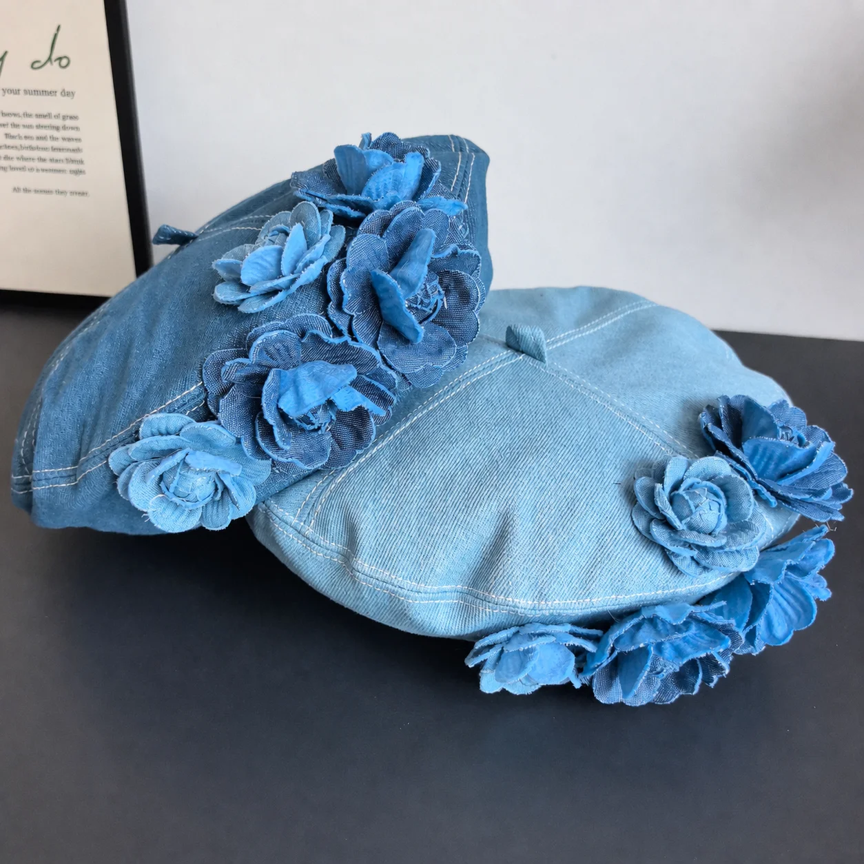 Dżinsowy beret malarski z trójwymiarowym kwiatowym zdobieniem kamelii, beret z trójwymiarowymi kwiatami, składany, regulowany beret do noszenia na zewnątrz, na wiosnę Dżinsowy beret malarski z trójwymiarowym kwiatowym zdobieniem kamelii, beret z trójwymiarowymi kwiatami, składany, regulowany beret do noszenia na zewnątrz, na wiosnę