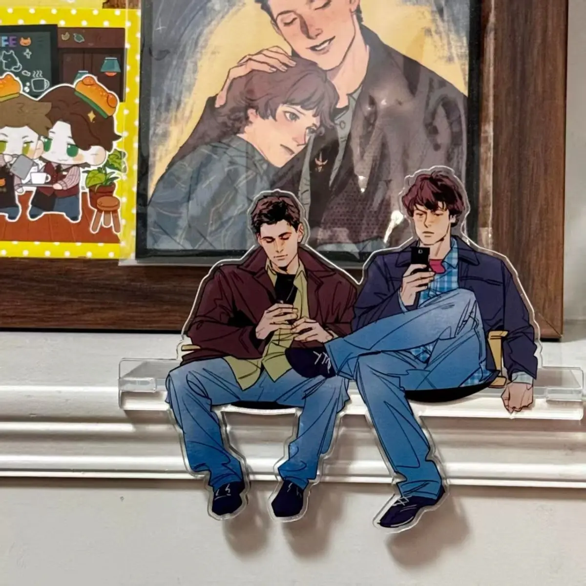 Akrylowy stojak Supernatural z figurkami Sama Winchestera i Deana w pozycji siedzącej, kolekcja SPN, dekoracja…