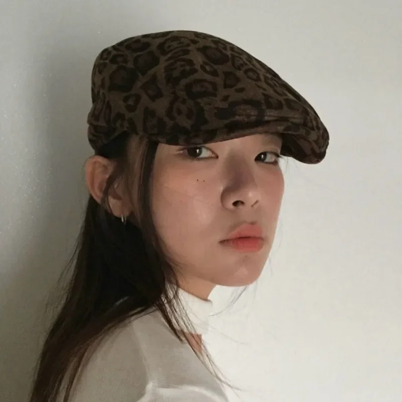 Amerykańska moda retro Leopard Print Suede Forward Hat Mężczyźni i kobiety Jesień i zima Niche Street Trend… Amerykańska moda retro Leopard Print Suede Forward Hat Mężczyźni i kobiety Jesień i zima Niche Street Trend…