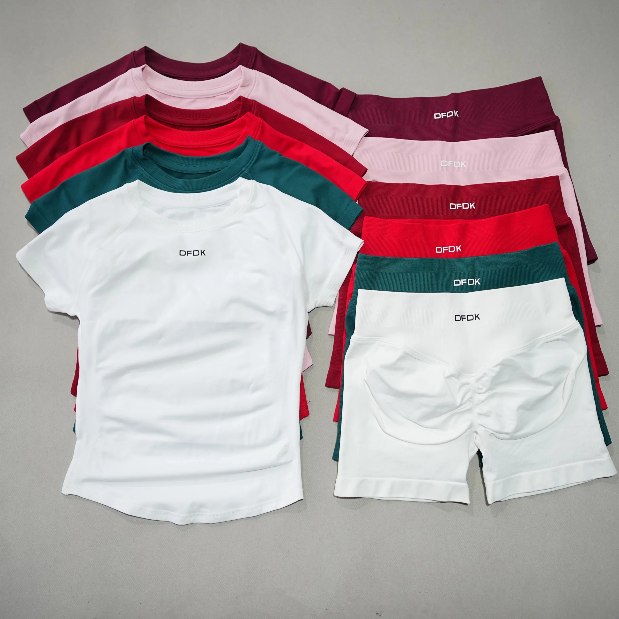 Dwuczęściowy sportowy dres DFDK, bezszwowa odzież do jogi z krótkim rękawem, elastyczne spodenki do biegania… Dwuczęściowy sportowy dres DFDK, bezszwowa odzież do jogi z krótkim rękawem, elastyczne spodenki do biegania…