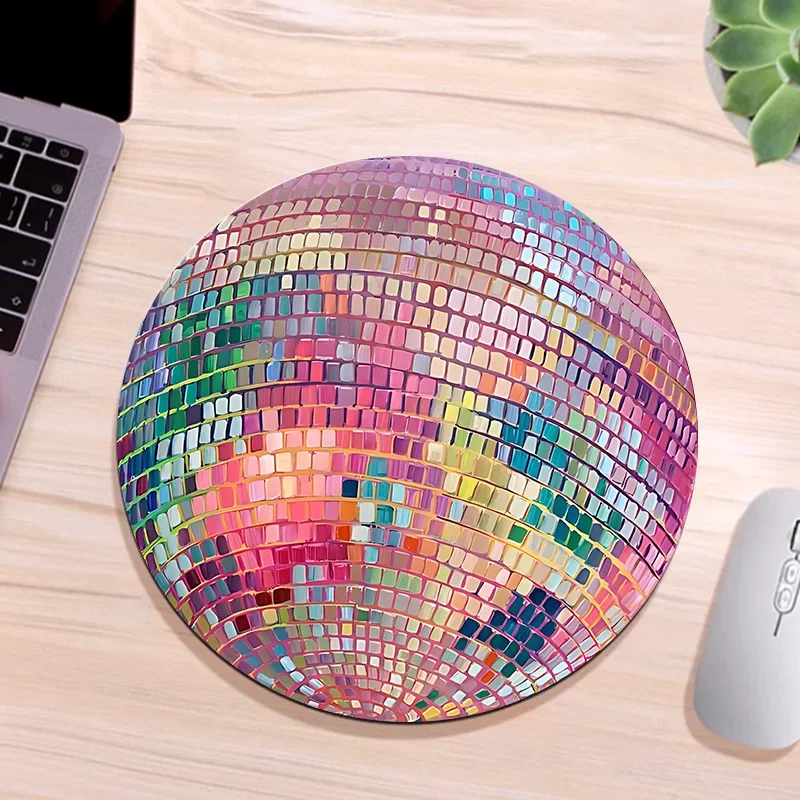 Gumowa Okrągła Różowa Mata Pod Mysz w Kształcie Kuli Disco – Mata na Biurko do Laptopa, Piękne Akcesoria na… Gumowa Okrągła Różowa Mata Pod Mysz w Kształcie Kuli Disco – Mata na Biurko do Laptopa, Piękne Akcesoria na…