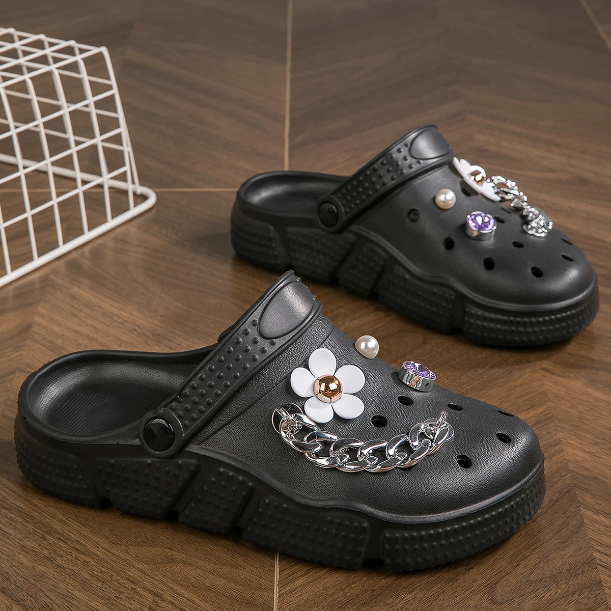 Lekkie chodaki i klapki, buty ogrodowe z pianki EVA, antypoślizgowe sandały, wygodne wsuwane buty do użytku… Lekkie chodaki i klapki, buty ogrodowe z pianki EVA, antypoślizgowe sandały, wygodne wsuwane buty do użytku…