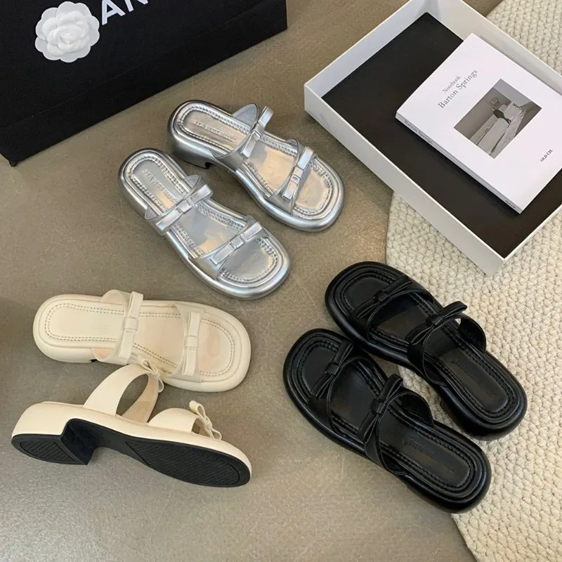 Nowe letnie kapcie damskie 2024 stylowe Peep-toe na niskim obcasie srebrne damskie wygodne buty na plażę… Nowe letnie kapcie damskie 2024 stylowe Peep-toe na niskim obcasie srebrne damskie wygodne buty na plażę…