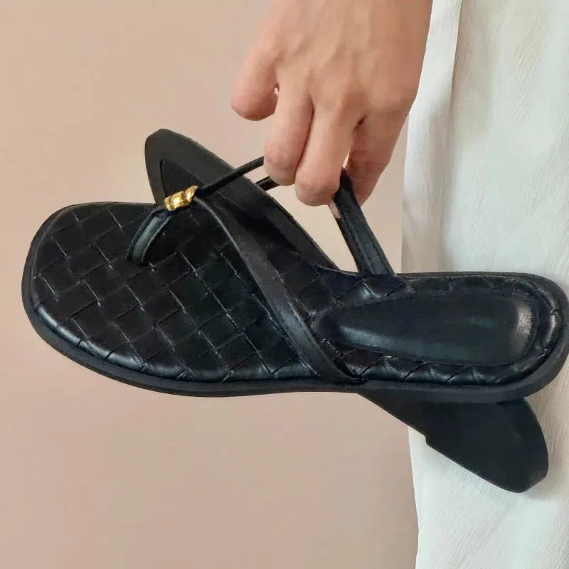 Nowe letnie klapki na niskim obcasie dla kobiet, modne buty z kwadratowym noskiem, retro proste sandały z… Nowe letnie klapki na niskim obcasie dla kobiet, modne buty z kwadratowym noskiem, retro proste sandały z…