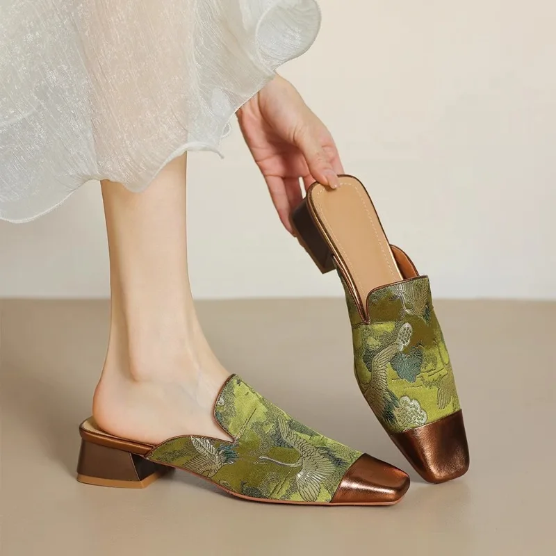 Pokrowiec na buty Toe Mules For Women 2024 Ladies’ Slippers Flower Pantofle Low Luxury Slides Pointed Flat New… Pokrowiec na buty Toe Mules For Women 2024 Ladies’ Slippers Flower Pantofle Low Luxury Slides Pointed Flat New…