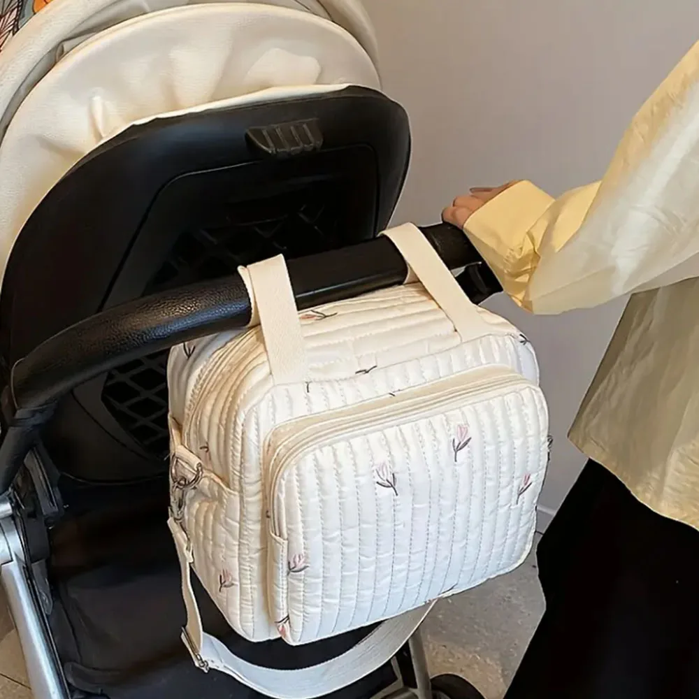 Torba na pieluchy z nylonu, typu crossbody, z haftem uroczego misia i tulipana, z klipsem do wózka, idealna na…