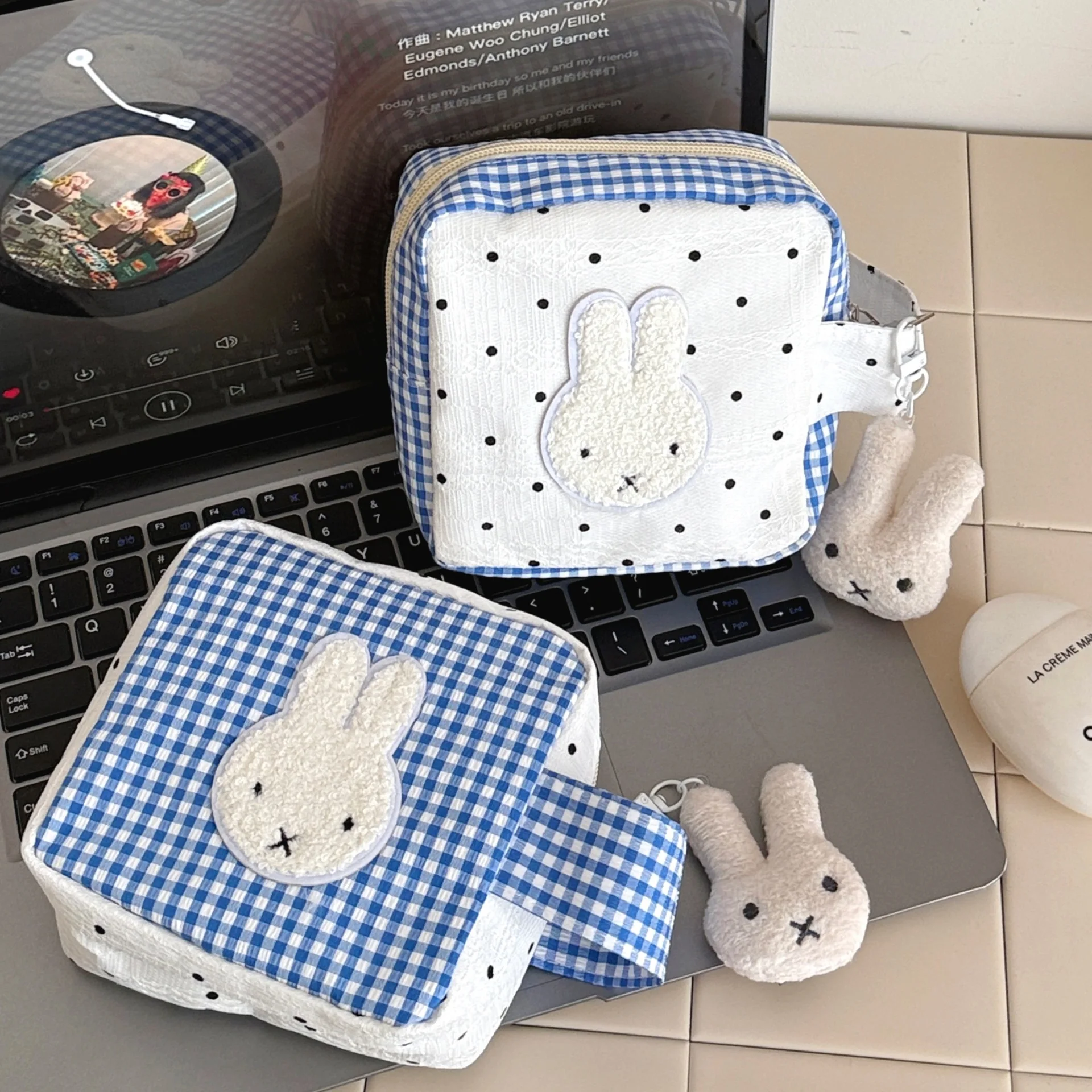 Urocza kosmetyczka w kształcie króliczka Miffy, przenośna, kompaktowa, idealna na podróże i wyjazdy, mała… Urocza kosmetyczka w kształcie króliczka Miffy, przenośna, kompaktowa, idealna na podróże i wyjazdy, mała…